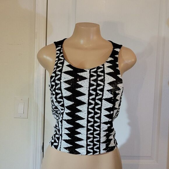 CHARLOTTE RUSSE WHITE &BLACK SEQUENCE PATTERN DESIGN CROP TOP - Picture 4 of 13